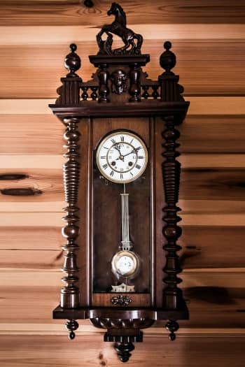 Mechanical clock with pendulum